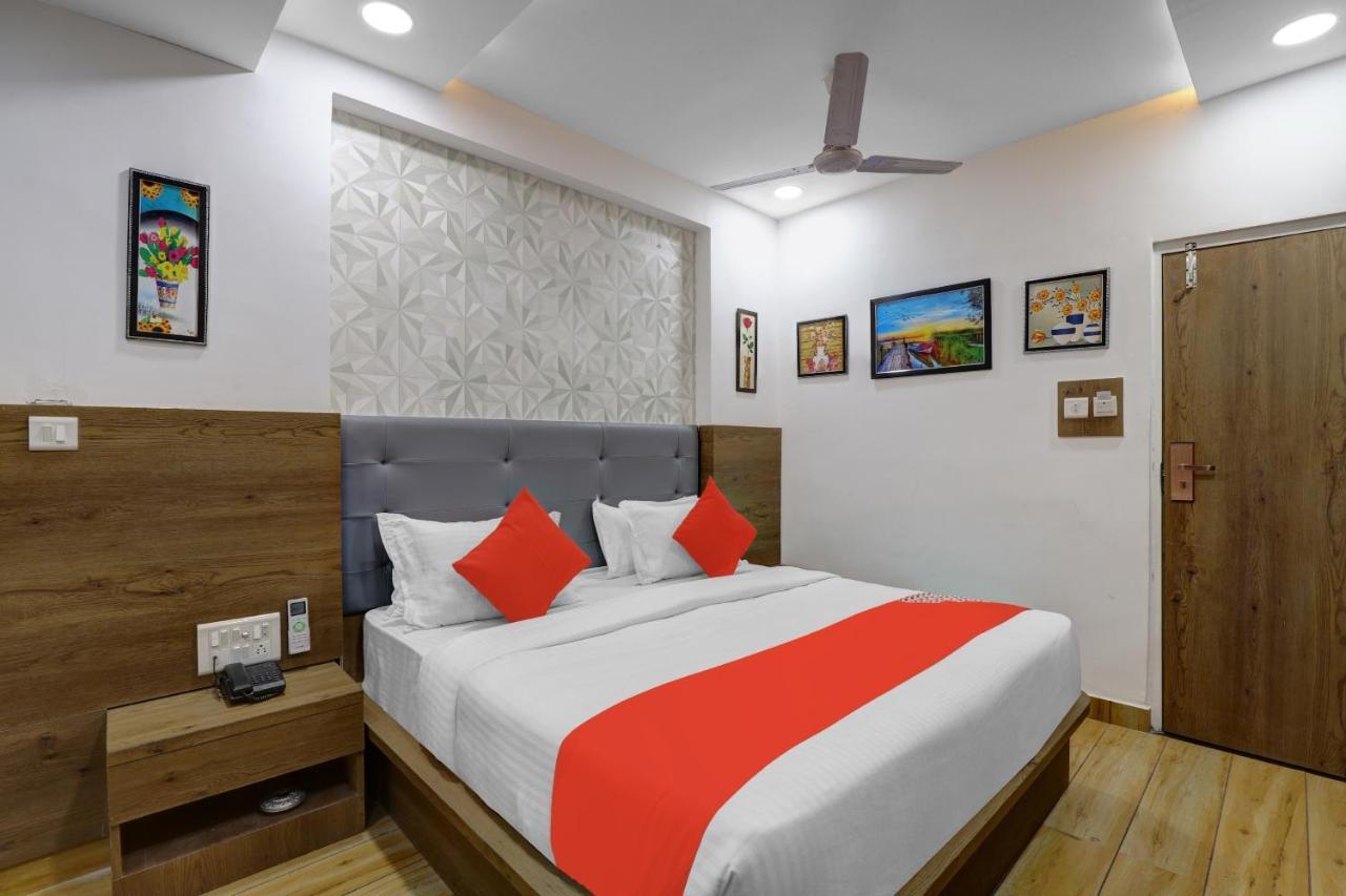Hotel O R S Palace Ahmedabad Buitenkant foto