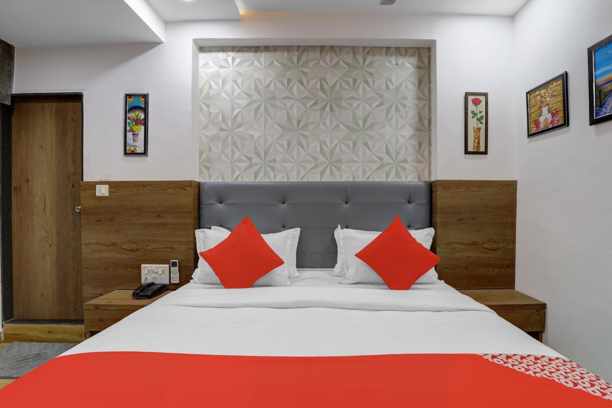 Hotel O R S Palace Ahmedabad Buitenkant foto