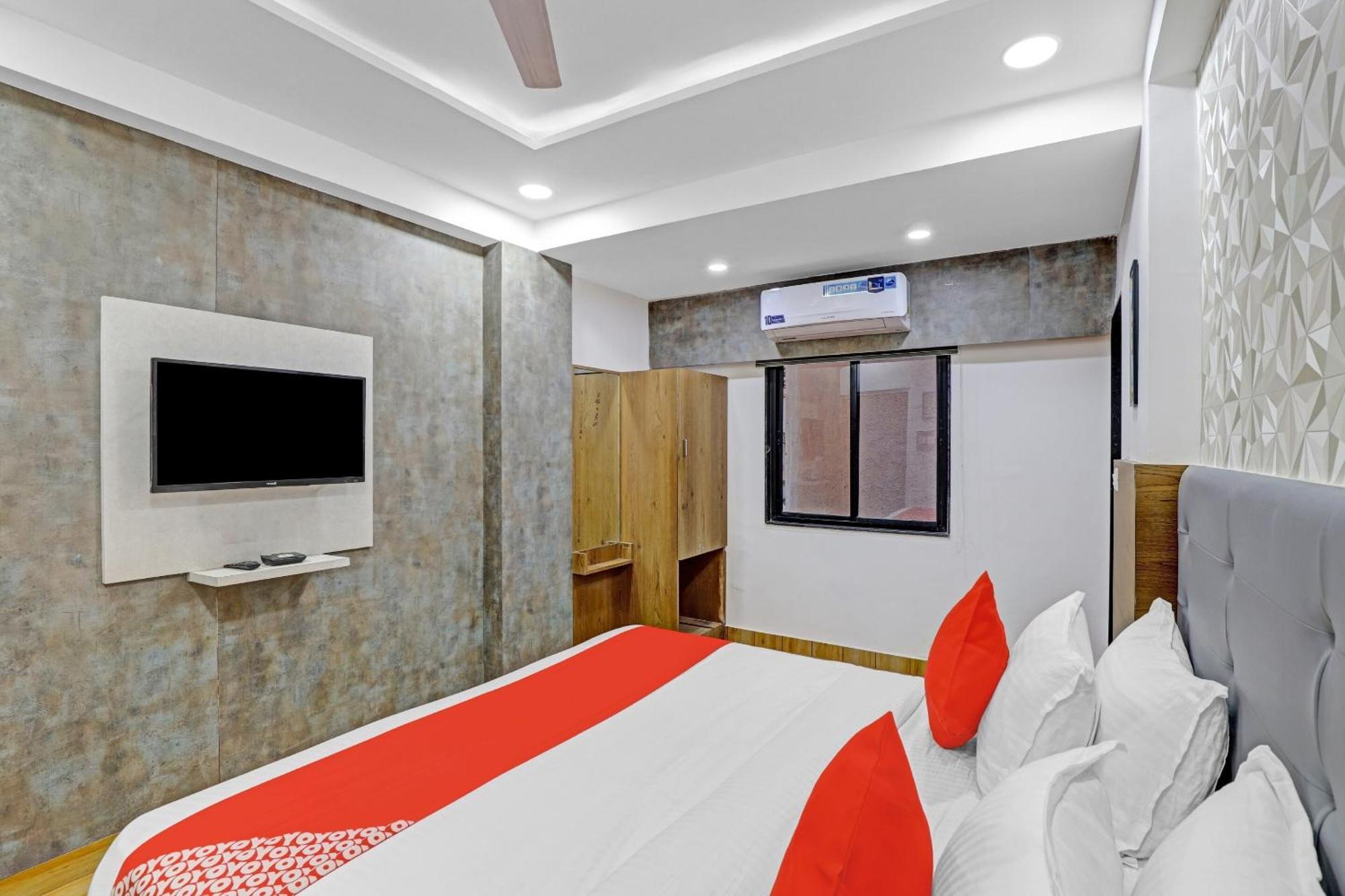 Hotel O R S Palace Ahmedabad Buitenkant foto