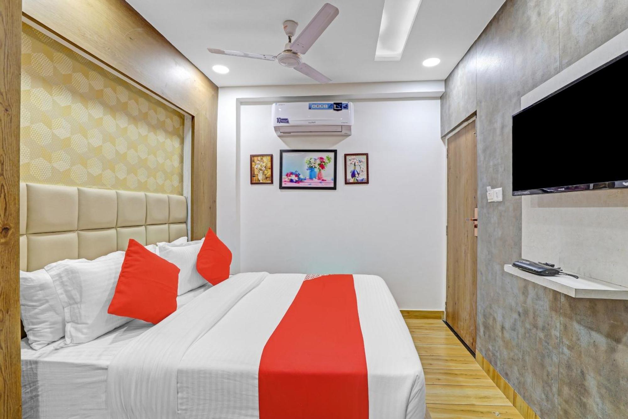 Hotel O R S Palace Ahmedabad Buitenkant foto
