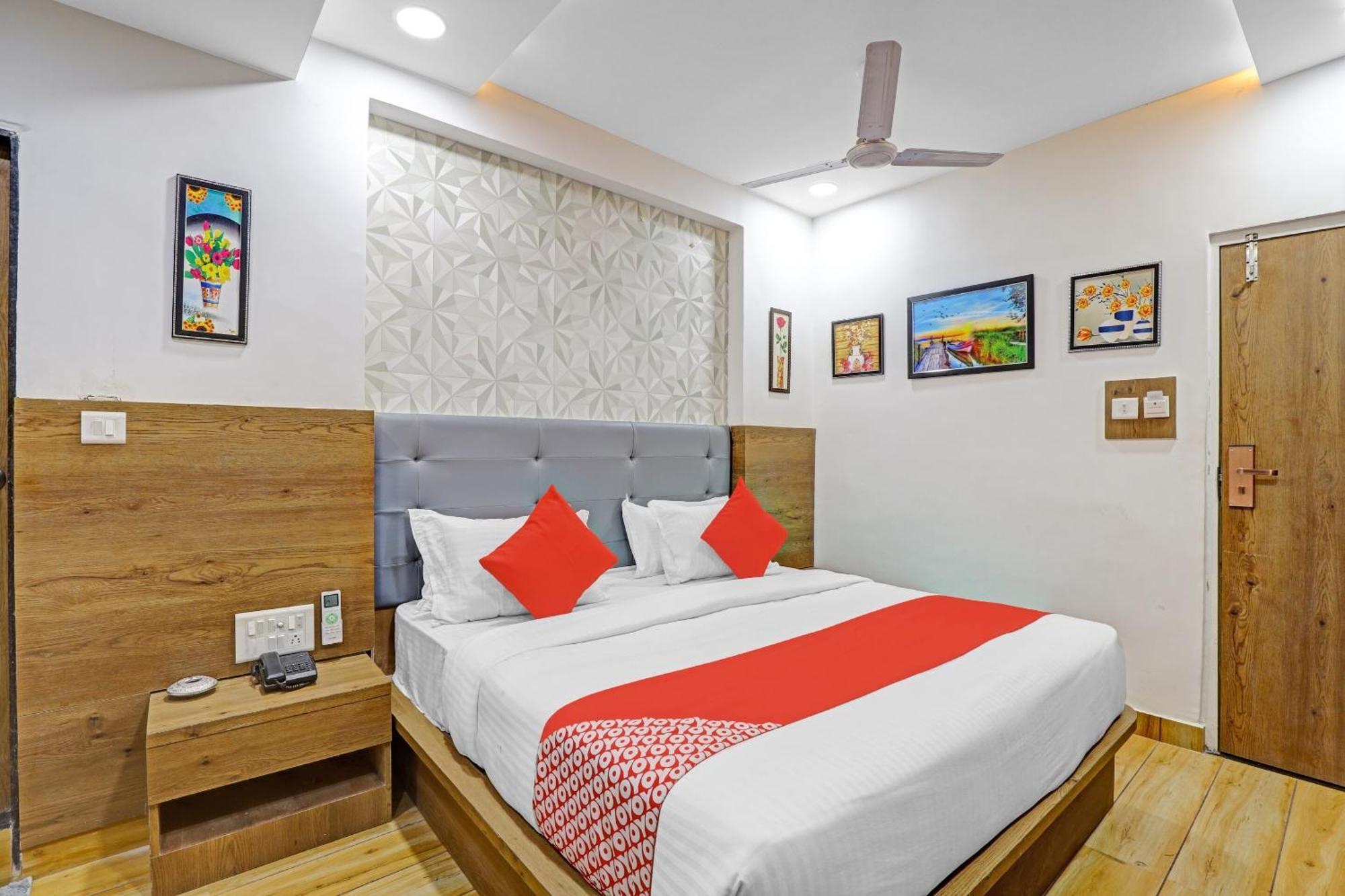 Hotel O R S Palace Ahmedabad Buitenkant foto