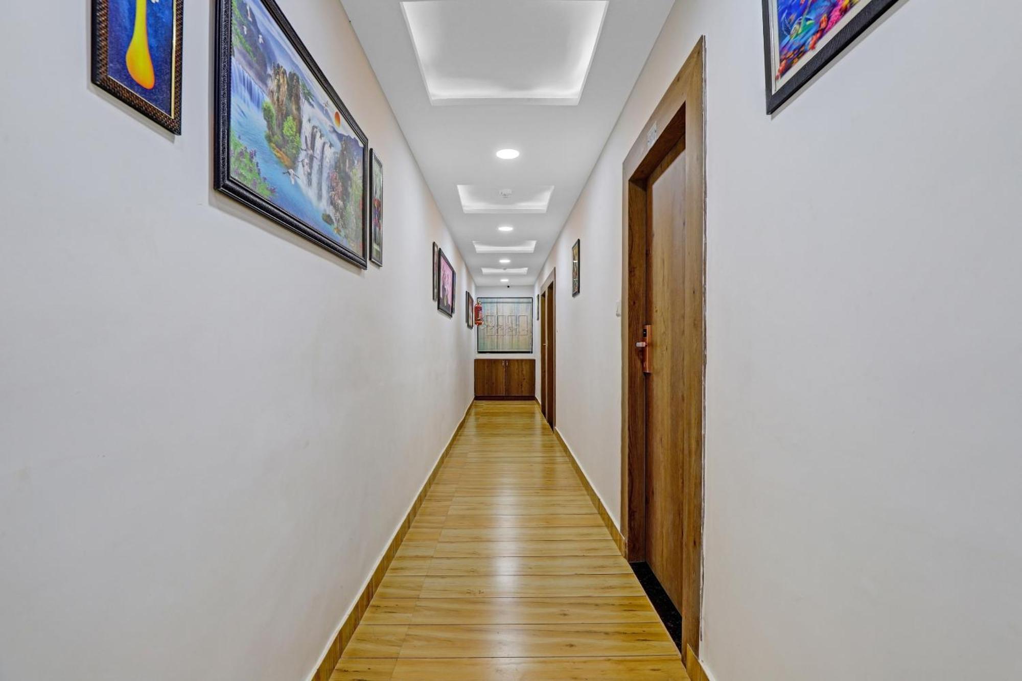 Hotel O R S Palace Ahmedabad Buitenkant foto
