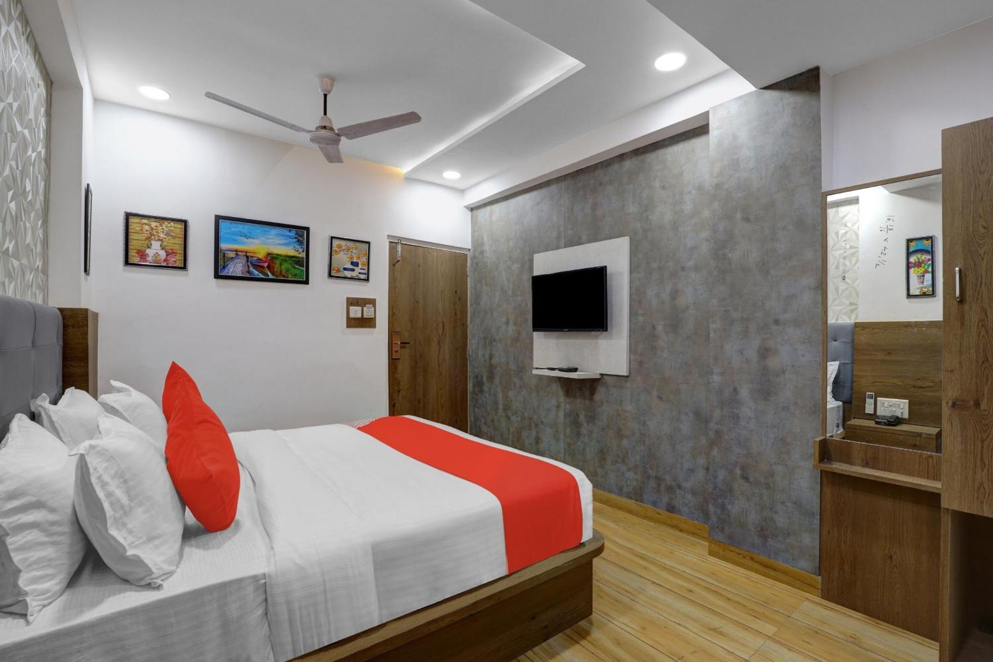 Hotel O R S Palace Ahmedabad Buitenkant foto