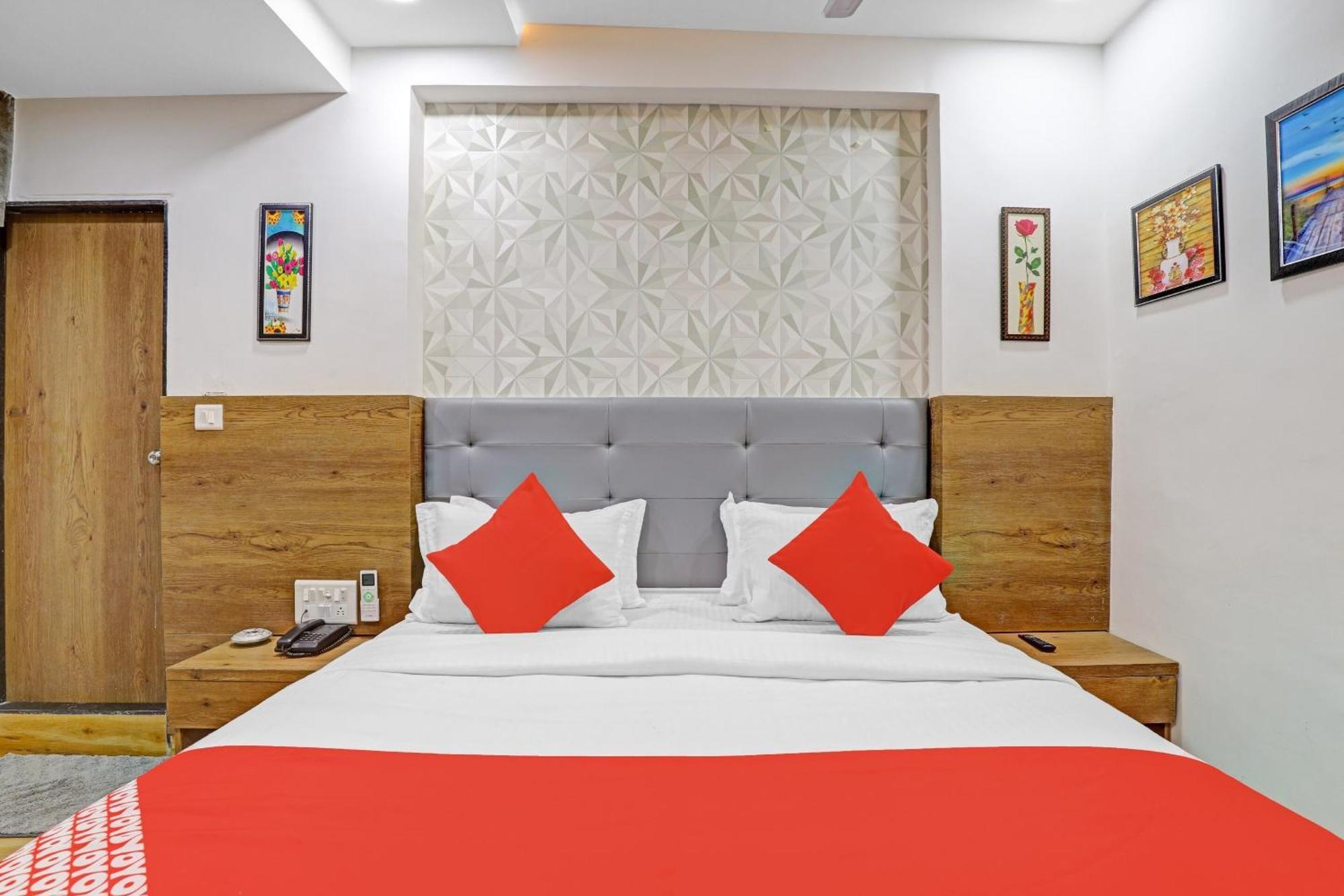 Hotel O R S Palace Ahmedabad Buitenkant foto