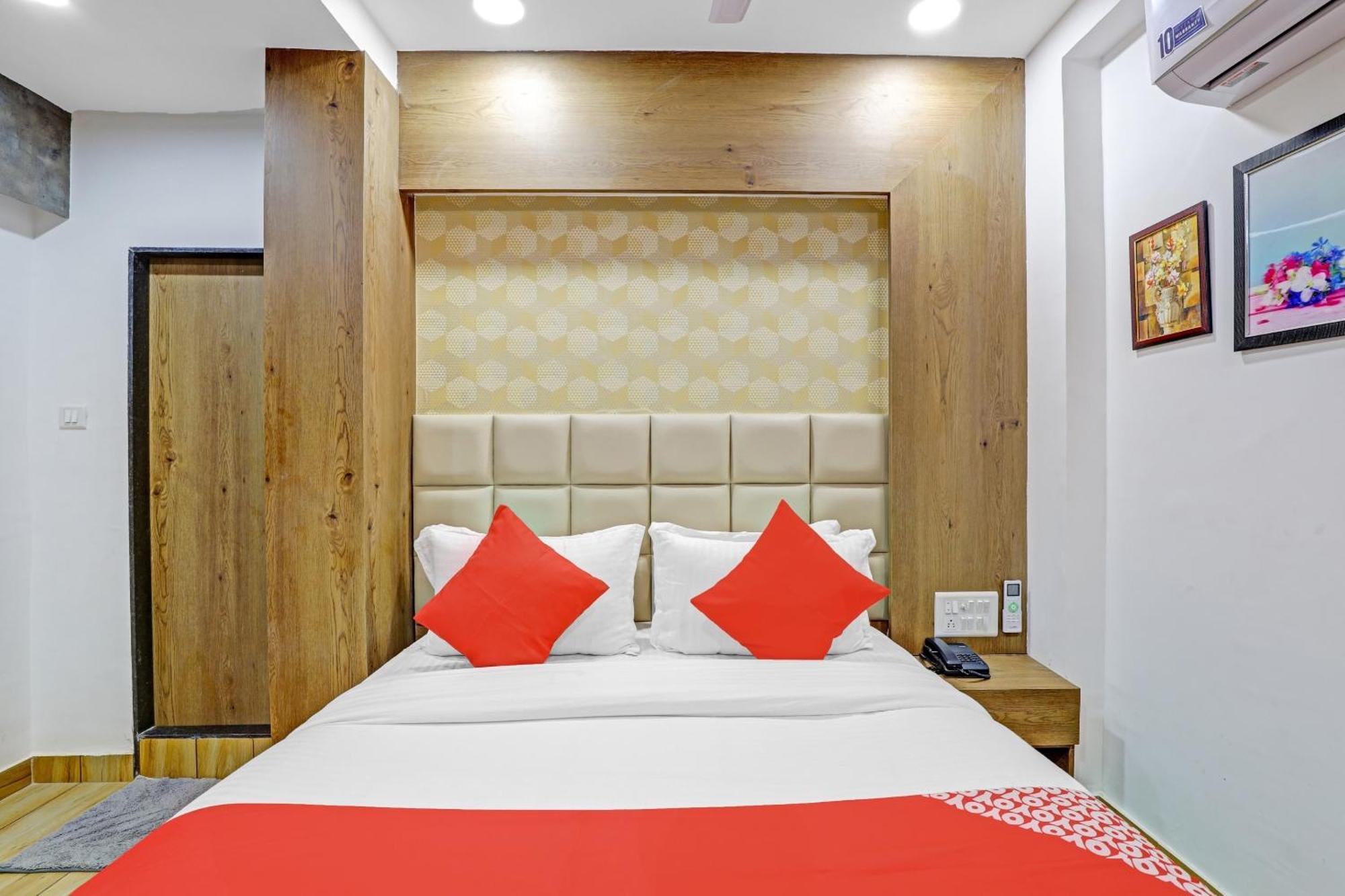 Hotel O R S Palace Ahmedabad Buitenkant foto