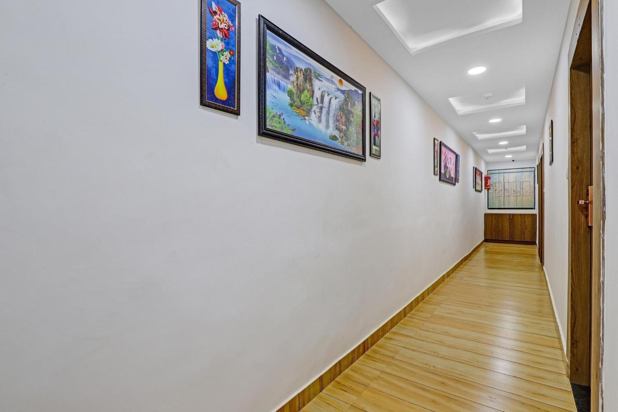 Hotel O R S Palace Ahmedabad Buitenkant foto