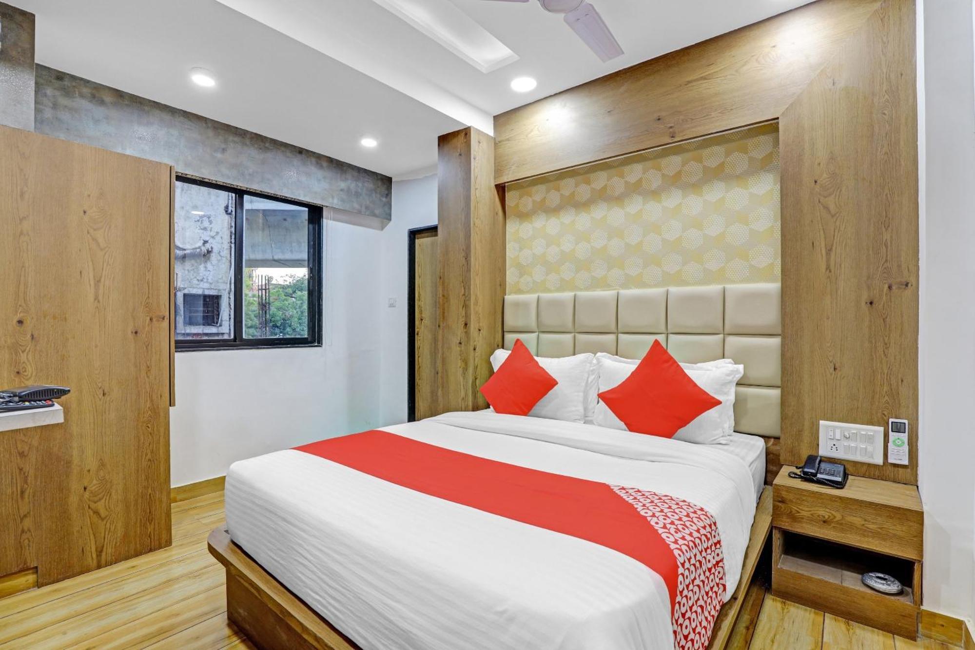 Hotel O R S Palace Ahmedabad Buitenkant foto