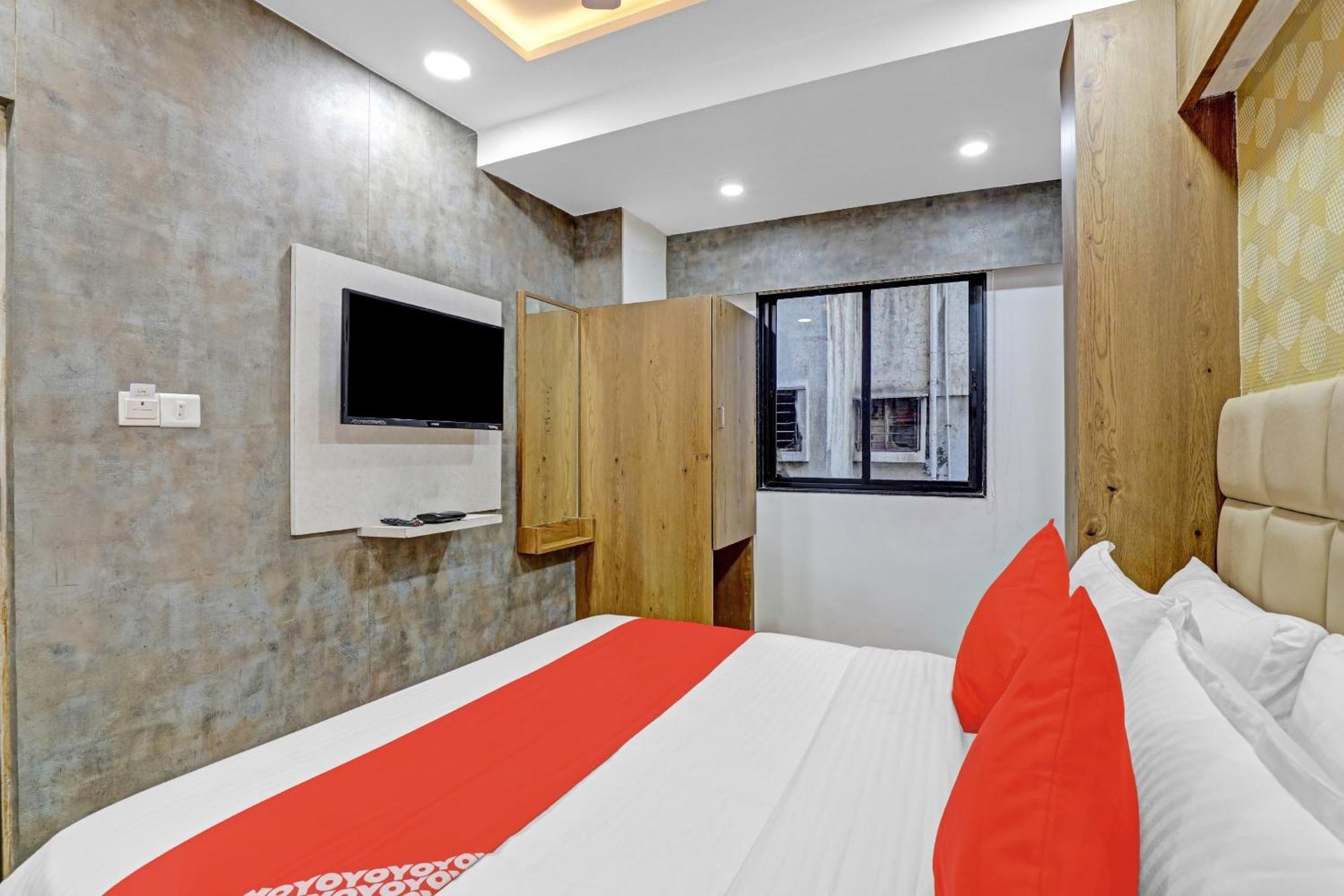 Hotel O R S Palace Ahmedabad Buitenkant foto